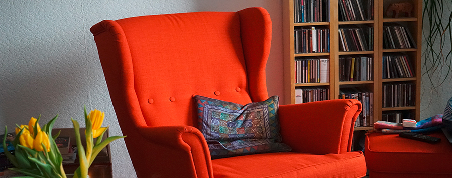 Roter Sessel in einem gemütlichen Wohnzimmer